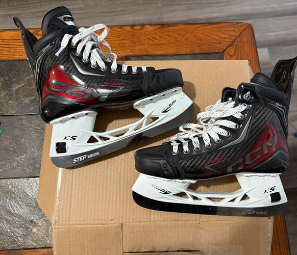 2025 CCM JetSpeed FT8 Pro Hockey Skates Regular Width 8.5 (Used)