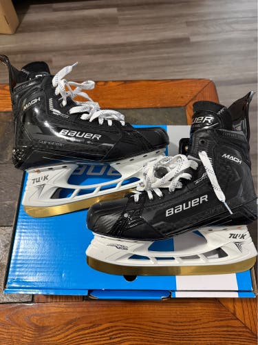 2022 Bauer Supreme Mach Hockey Skates Regular Width 8.5 (Used)