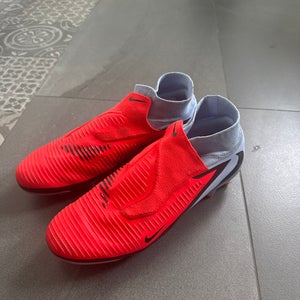 Men's Size M 11.0 (W 12.0) Nike Cleats (New)