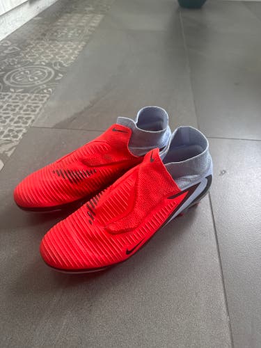 Men's Size M 11.0 (W 12.0) Nike Cleats (New)