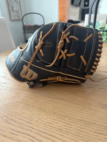 2023 Wilson A2000 RH Pitcher's Baseball Glove 12" (Used)