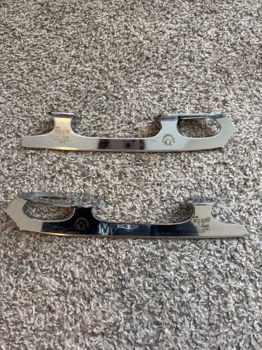 Figure Skates Adult 7 (Used)