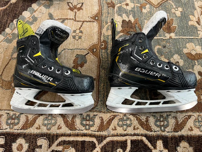 2022 Bauer Supreme M5 Pro Hockey Skates Regular Width 11 (Used)