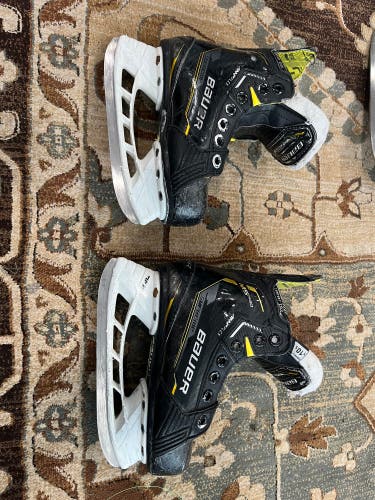 2022 Bauer Supreme M5 Pro Hockey Skates Regular Width 10.5 (Used)