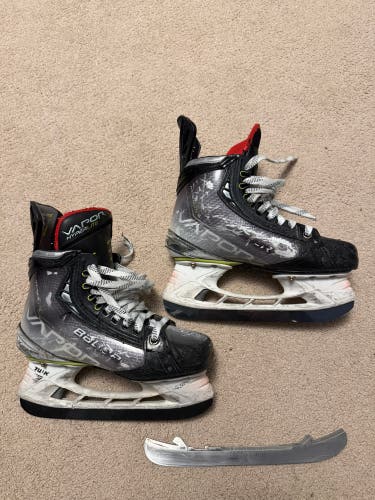 Bauer Vapor Hyperlite Hockey Skates Size 4 Fit 1 - Extra steel