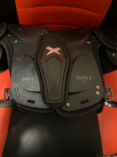 Small Youth Xenith Flyte Shoulder Pads (Used)