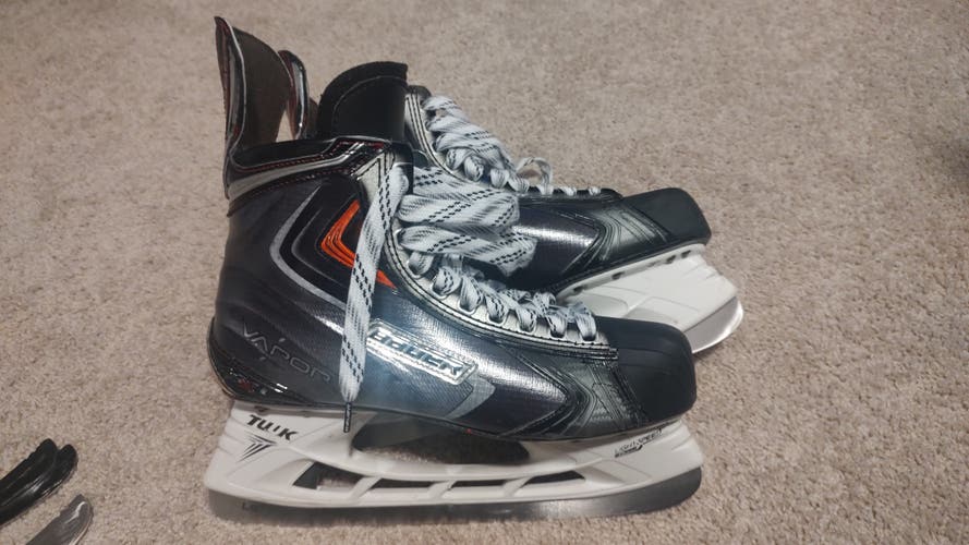Black/Gray 2013 Bauer Vapor APX2 Hockey Skates Regular Width Pro Stock 10.5 (Used)
