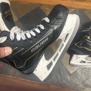 2024 Bauer Supreme M40 Hockey Skates Size 5 (Used)