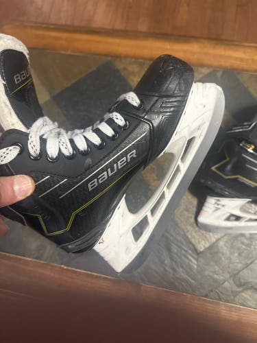 2024 Bauer Supreme M40 Hockey Skates Size 5 (Used)