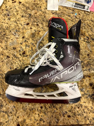 2021 Bauer Vapor Hyperlite Hockey Skates Regular Width 7.5 (Used)