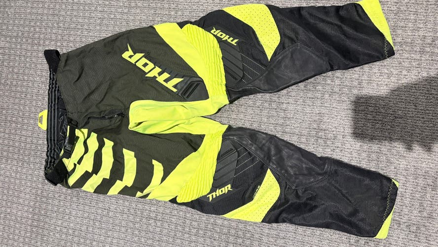 Green Size 32 Adult Unisex Pants (Used)