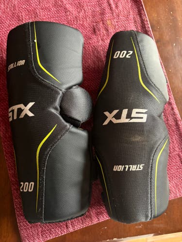 Medium Youth STX Stallion 200 Arm Pads (Used)