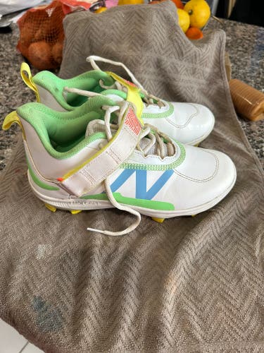 White Kid's 5Y (Big Kids / Youth) Youth New Balance CompV2 High Top Molded Cleats (Used)