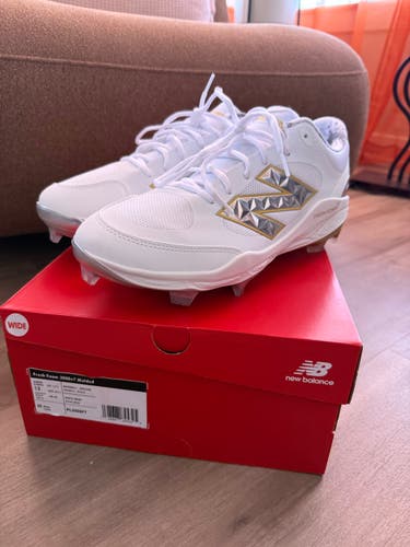 White Men's Size M 12.0 (W 13.0) Adult New Balance Low Top Molded Cleats (New)