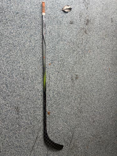 Senior Bauer Vapor Hyperlite 2 Right Handed Hockey Stick P92 77 Flex (Used) WILLING TO WORK PRICE