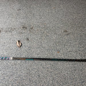 Senior Bauer Twitch Right Handed Hockey Stick P28 77 Flex (Used) WILLING TO WORK PRICE