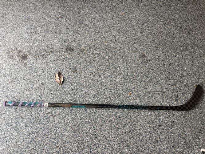 Senior Bauer Twitch Right Handed Hockey Stick P28 77 Flex (Used) WILLING TO WORK PRICE