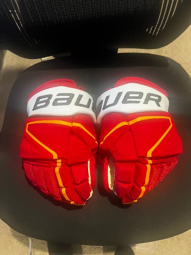 Bauer Vapor Hyperlite Gloves - Calgary Flames Trevor Lewis 14" Pro Stock (Used)