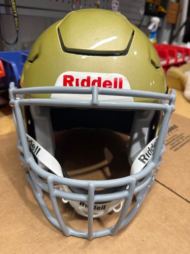 USED RIDDELL ADULT FLEX FOOTBALL HELMET - MEDIUM - VEGAS GOLD