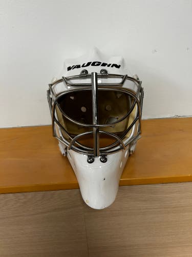 Senior Medium Vaughn VM Pro Goalie Mask (Used)