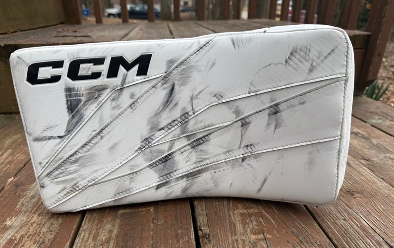 CCM Axis XF Pro blocker Senior