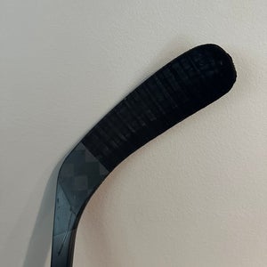 Intermediate CCM Vizion Right Handed Hockey Stick P29 65 Flex (Used)