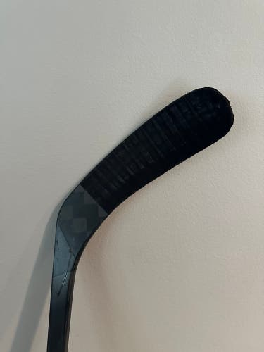 Intermediate CCM Vizion Right Handed Hockey Stick P29 65 Flex (Used)
