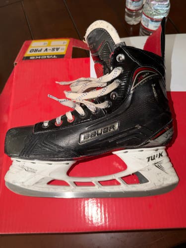 2017 Bauer Vapor X600 Hockey Skates Regular Width 8.5 (Used)