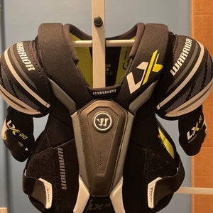 Men's Medium Senior Warrior ALPHA LX 20 Shoulder Pads (Used)