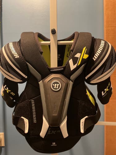 Men's Medium Senior Warrior ALPHA LX 20 Shoulder Pads (Used)