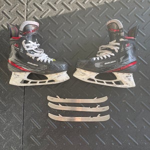 Senior size 9 Bauer Vapor 2X ice Hockey Skates, Regular Width (9D)