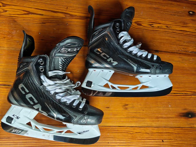 CCM Tacks XF Pro Hockey Skates Regular Width 9.5 (Used)