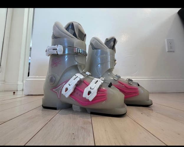 Mondo 22 & 22.5 Unisex Atomic Hawx All Mountain Ski Boots (Used)
