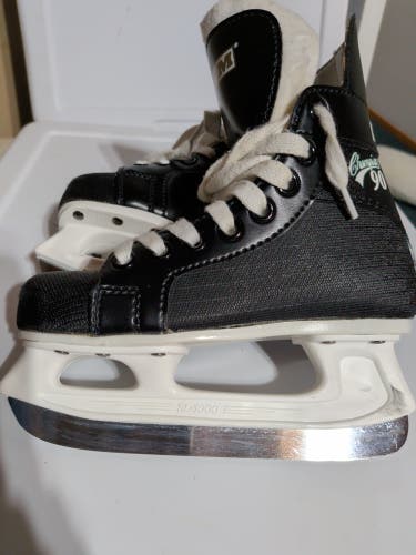 Black CCM Champion 90 Hockey Skates 12 (Used)