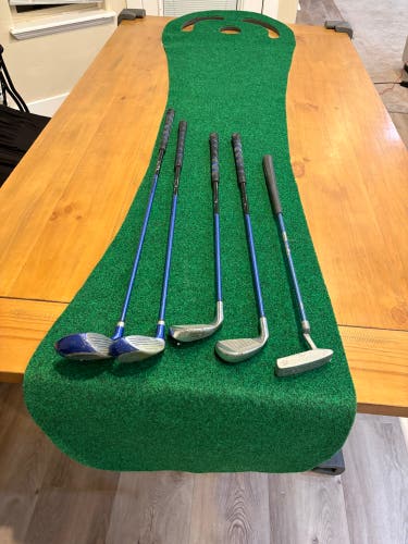 Jr Golf Clubs: Northwestern Future Pro golf clubs. A driver, hybrid, 7-iron, wedge, Putter.