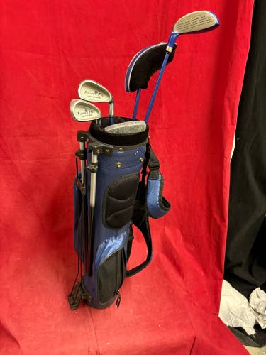 Jr Golf Clubs: Northwestern Future Pro golf clubs. A driver, hybrid, 7-iron, wedge, Putter.