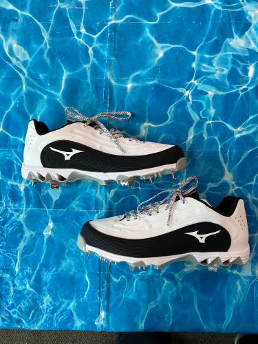 Women's Size M 10.0 (W 11.0) Mizuno Low Top Footwear Metal (New)