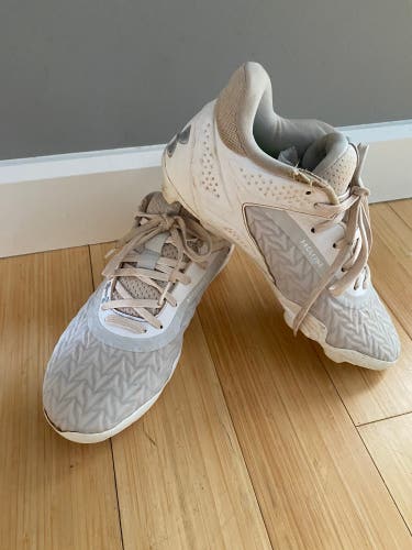 White Men's Size M 7.0 (W 8.0) Youth Under Armour Low Top Molded Cleats (Used)