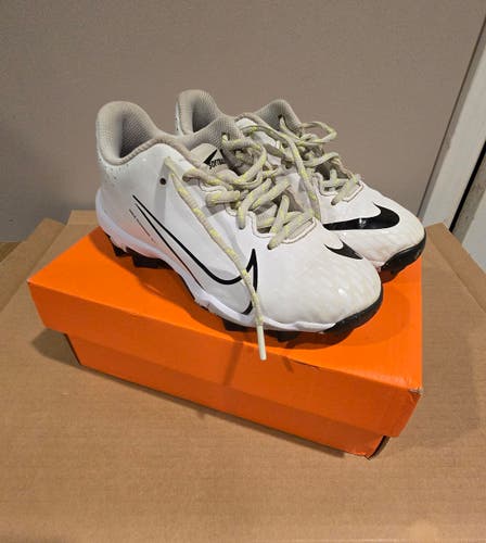 White Kid's 1Y (Big Kids / Youth) Nike Low Top Molded Cleats (Used)