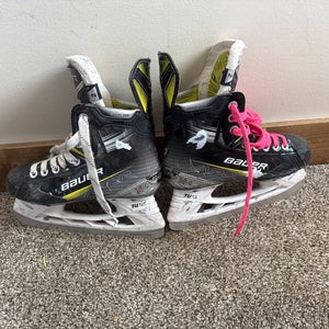 2023 Bauer Vapor X4 Hockey Skates Regular Width Size 2 (Used)