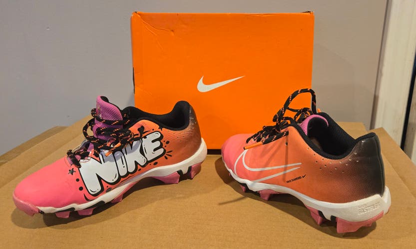 Fuchsia/White Kid's 2Y (Big Kids / Youth) Nike Low Top Molded Cleats (Used)