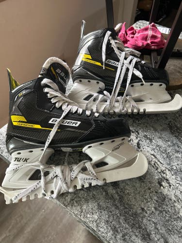 Black/Yellow 2022 Bauer Supreme M3 Hockey Skates Regular Width Pro Stock 7.5 (Used)