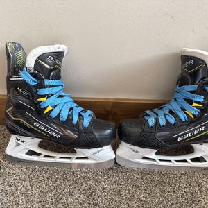 2024 Bauer Supreme M40 Hockey Skates Regular Width Size 2.5 (Used)
