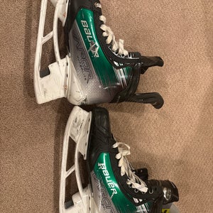 Green 2023 Bauer Vapor Hyperlite 2 Hockey Skates Regular Width 10.5 (Used)