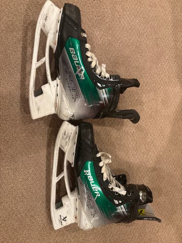 Green 2023 Bauer Vapor Hyperlite 2 Hockey Skates Regular Width 10.5 (Used)