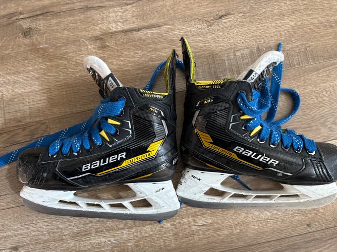 2022 Bauer Supreme M4 Hockey Skates Regular Width 13.5 (Used) with new laces.