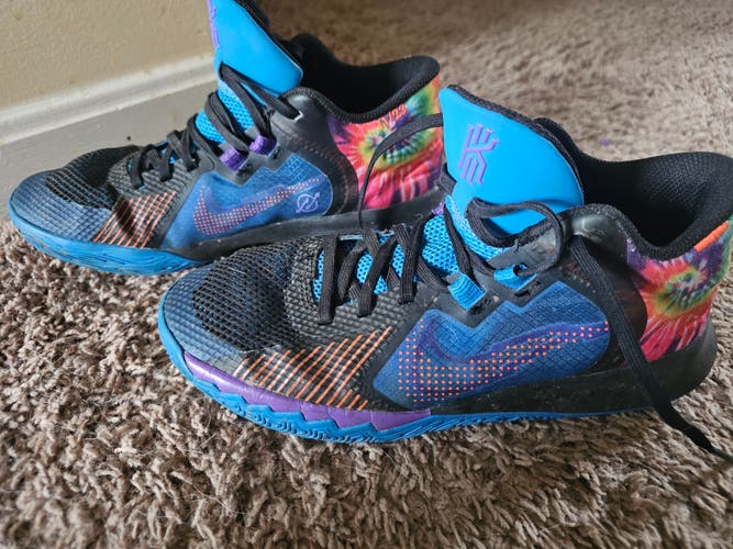 Kid's 5.5Y Kyrie Irving Basketball Shoes
