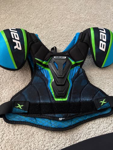 Small Junior Bauer X Shoulder Pads (Used)