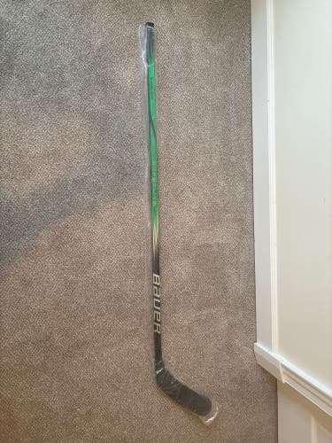 Intermediate Bauer Vapor Hyperlite 2 Left Hand Hockey Stick P92M 65 Flex (New)