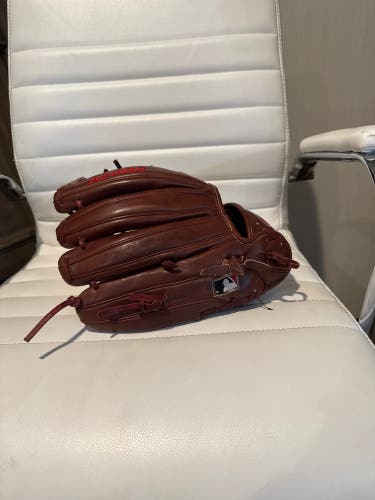 2021 Wilson A2000 1734 RH Infield Baseball Glove 11.75" (Used)